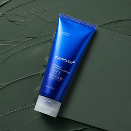 Tube Medicube Zero Pore Blackhead Mud Mask sur fond vert texturé