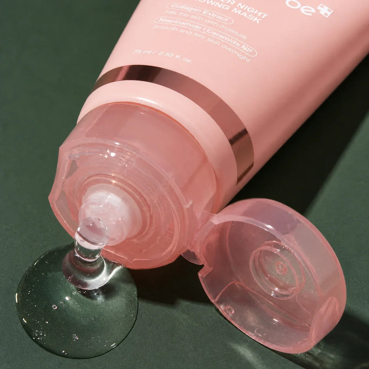 Medicube Masque de Nuit au Collagène – texture gel du masque sur fond vert premium