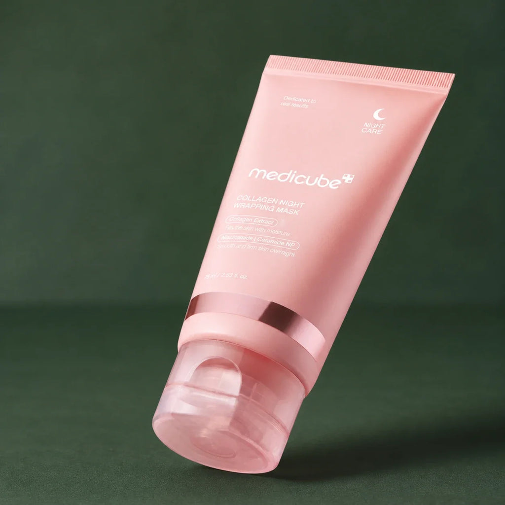 Medicube Masque de Nuit au Collagène – tube incliné sur fond vert premium