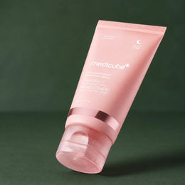 Medicube Masque de Nuit au Collagène – tube incliné sur fond vert premium