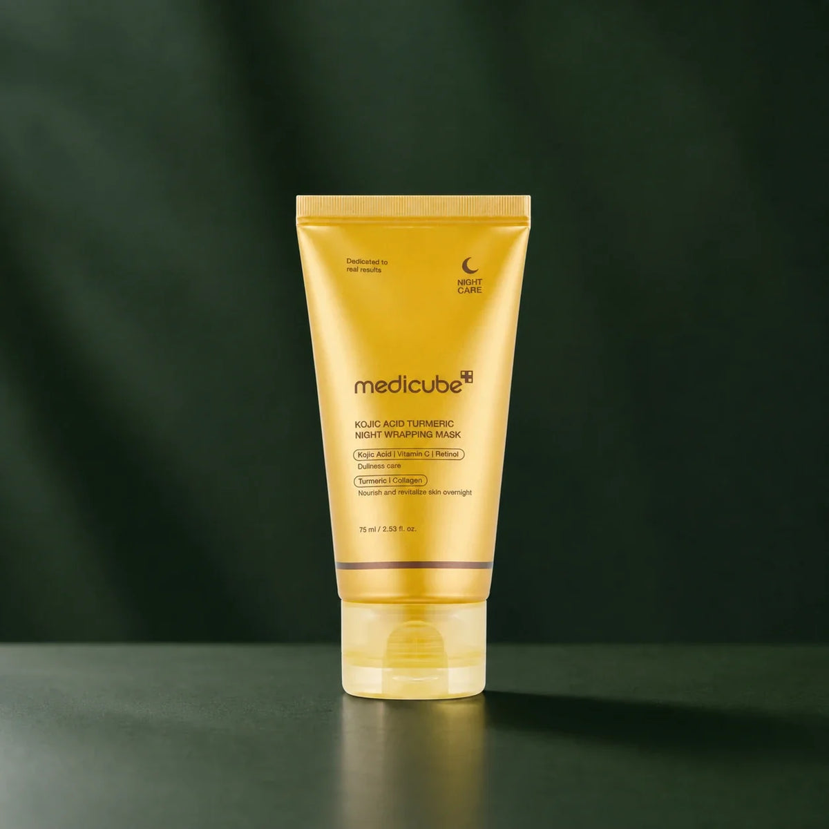 Tube Medicube Kojic Acid Turmeric Night Wrapping Mask sur fond vert