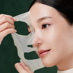 Retrait du film du masque nuit Medicube sur le visage