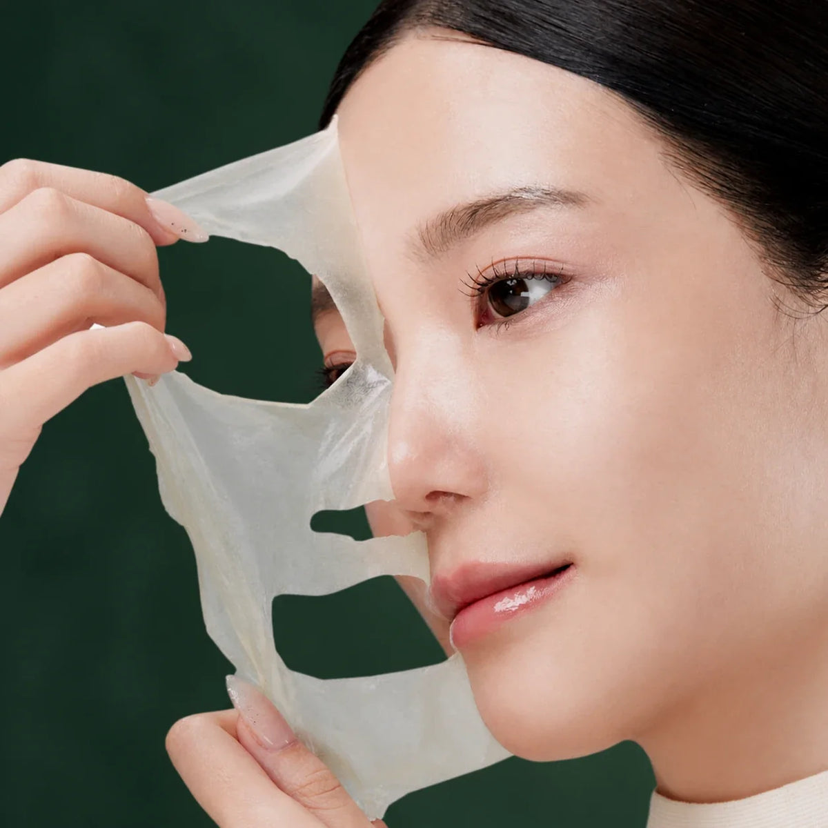 Retrait du film du masque nuit Medicube sur le visage