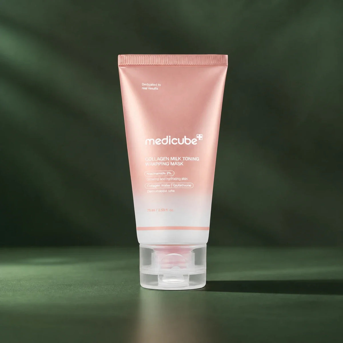 Masque Peel-Off Medicube Collagène et Lait sur fond vert profond