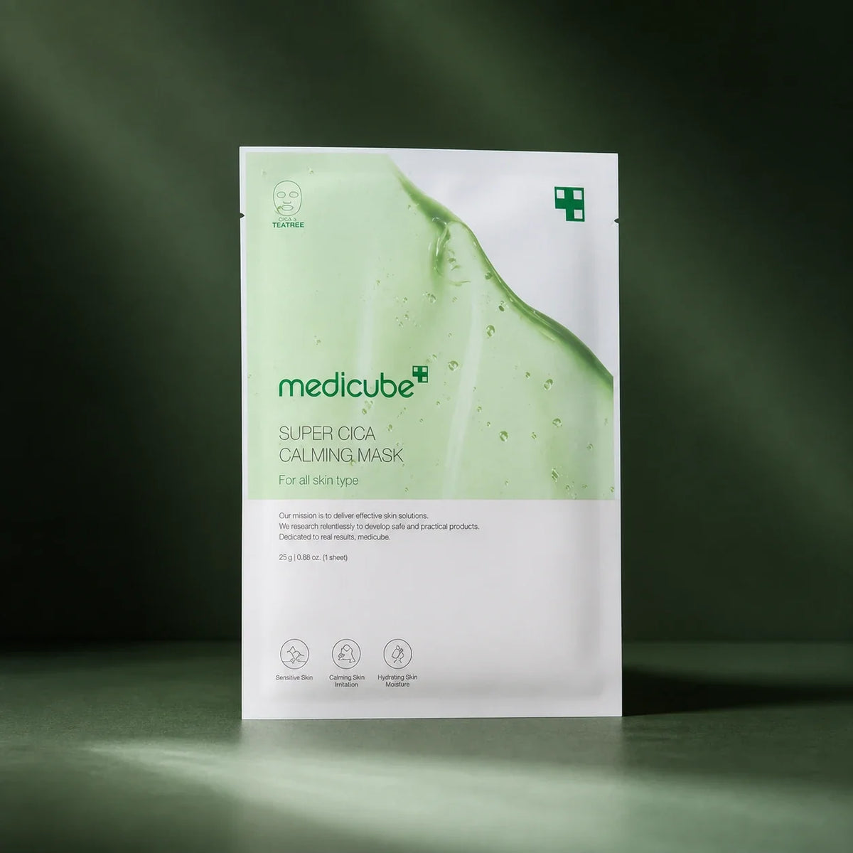 Masque apaisant Medicube Super Cica sur fond vert profond