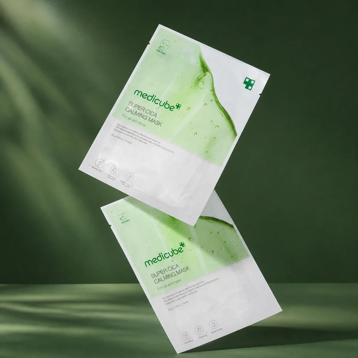 Duo de masques apaisants Medicube Super Cica sur fond vert profond