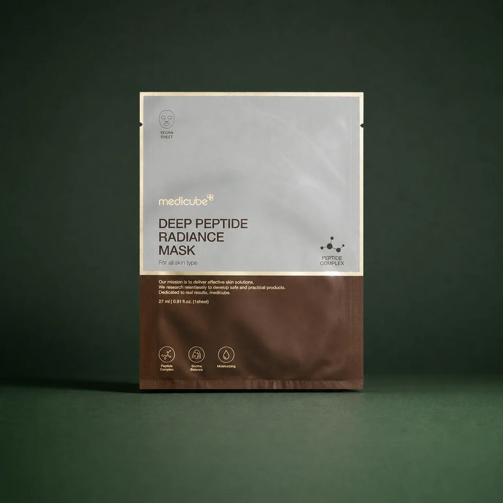 Masque Medicube Deep Peptide Radiance sur fond vert profond