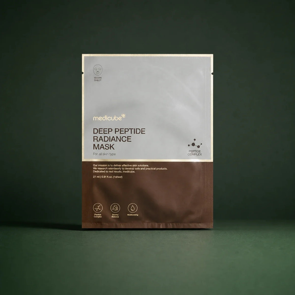 Masque Medicube Deep Peptide Radiance sur fond vert profond