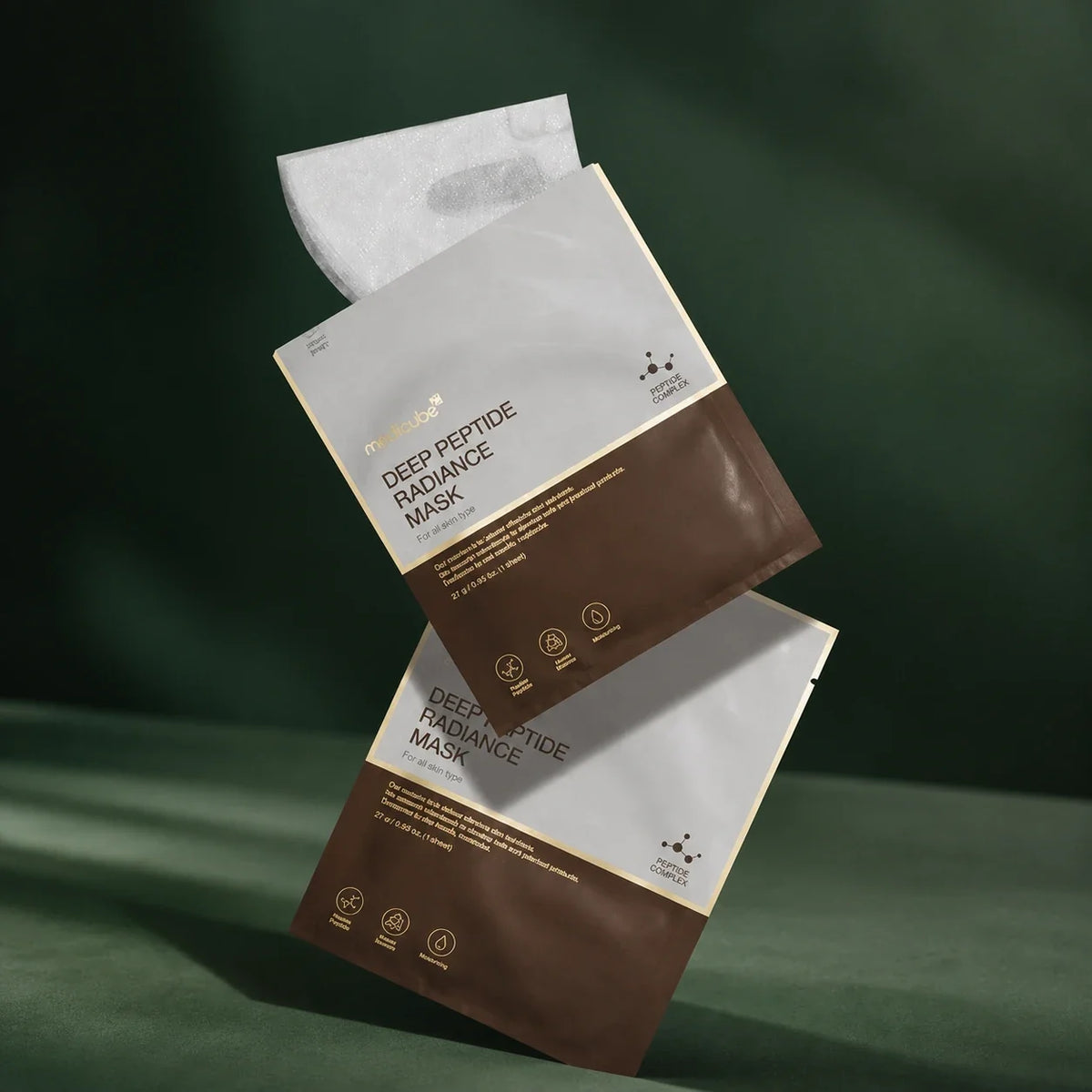 Masques Medicube Deep Peptide Radiance sur fond vert profond