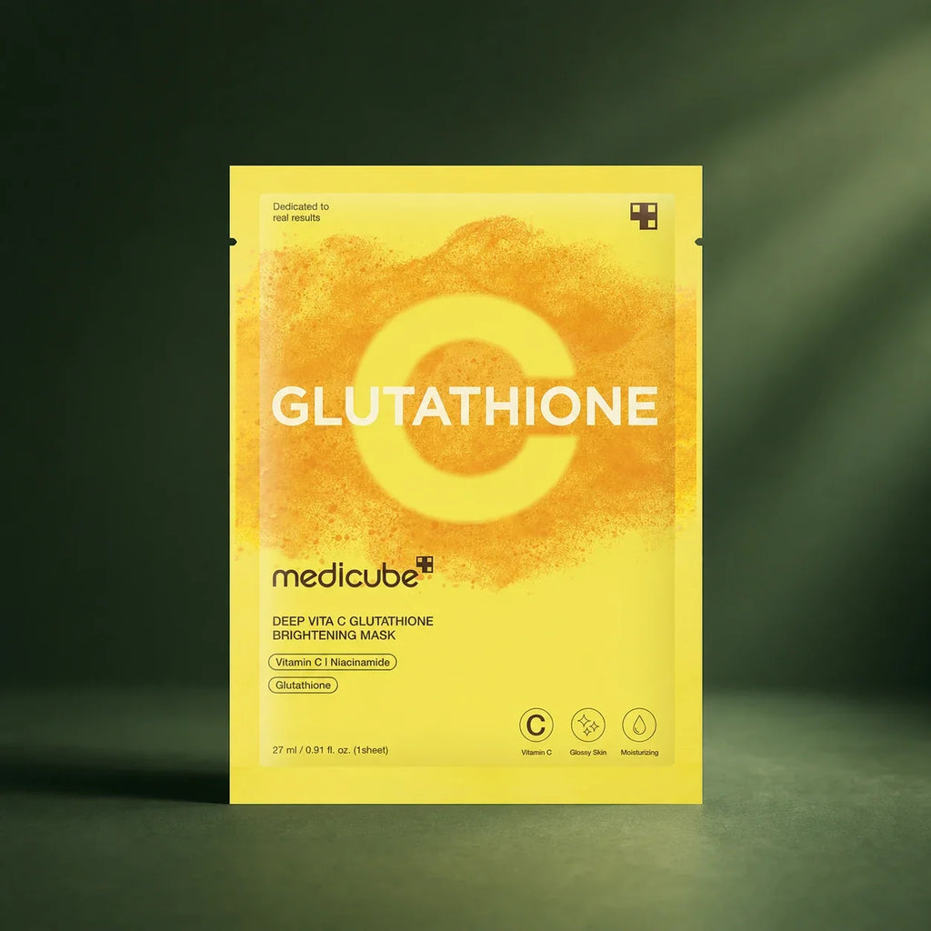 Masque Medicube Deep Vita C Glutathione sur fond vert profond