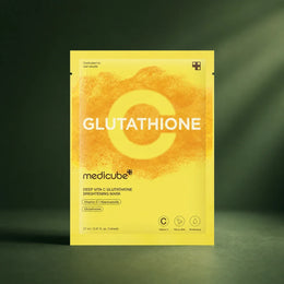 Masque Medicube Deep Vita C Glutathione sur fond vert profond