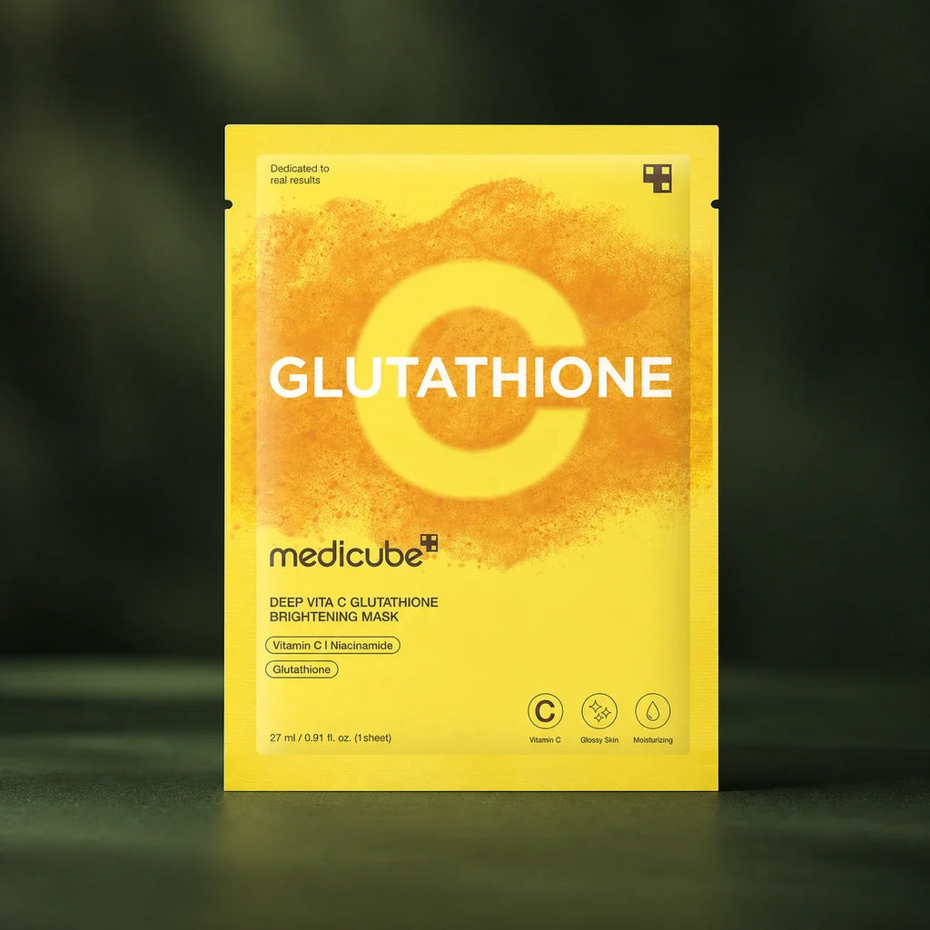 Masque éclat Medicube Deep Vita C Glutathione sur fond vert profond