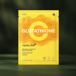 Masque éclat Medicube Deep Vita C Glutathione sur fond vert profond