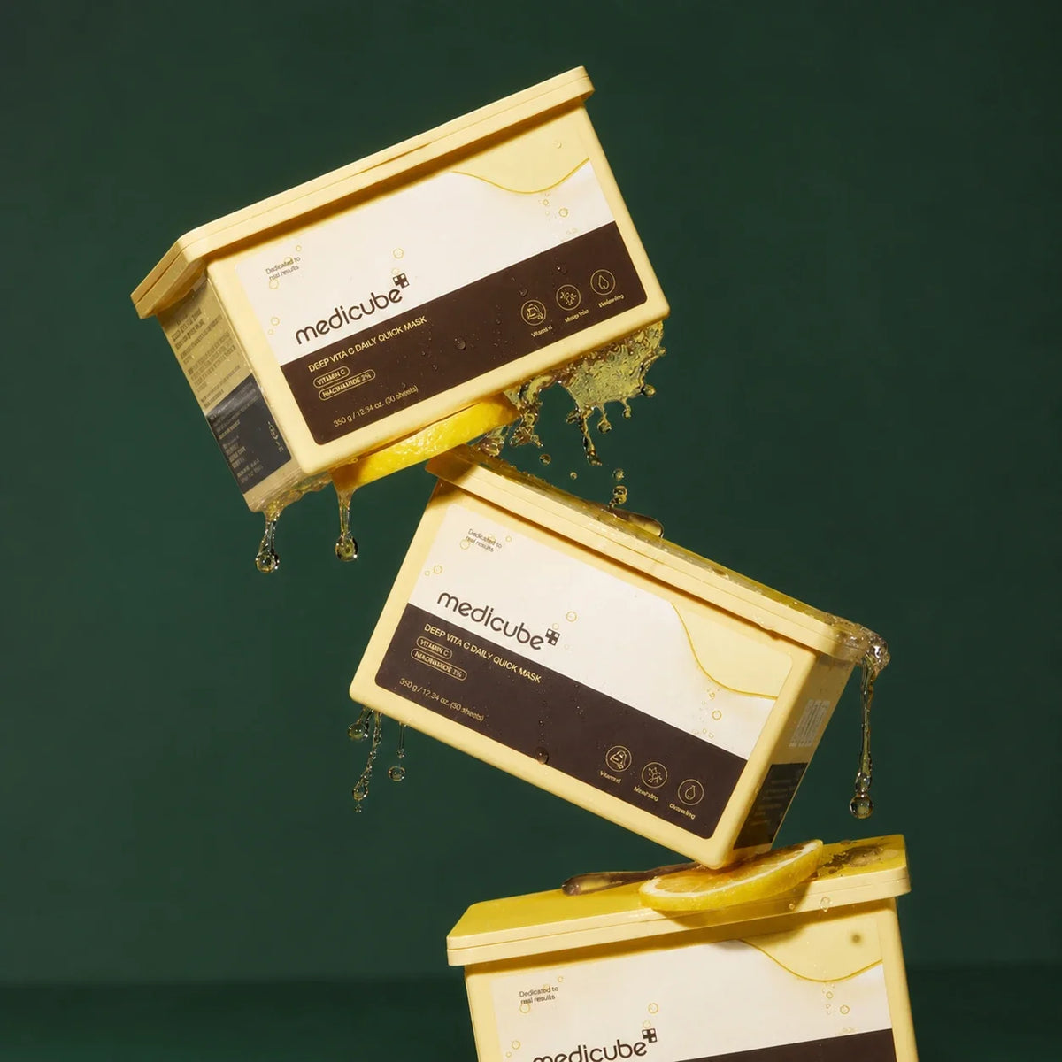Medicube Masques Express Deep Vita C – masque gel tenu sur fond vert premium