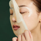 Medicube Masques Express Deep Vita C – masque appliqué sur fond vert premium