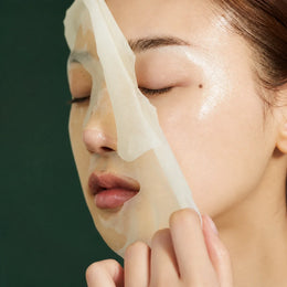 Medicube Masques Express Deep Vita C – masque appliqué sur fond vert premium