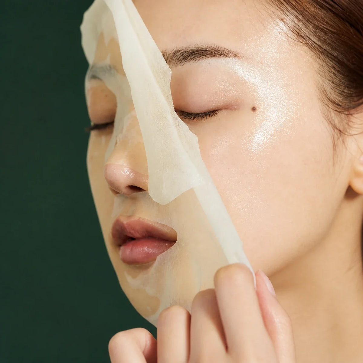 Medicube Masques Express Deep Vita C – masque appliqué sur fond vert premium