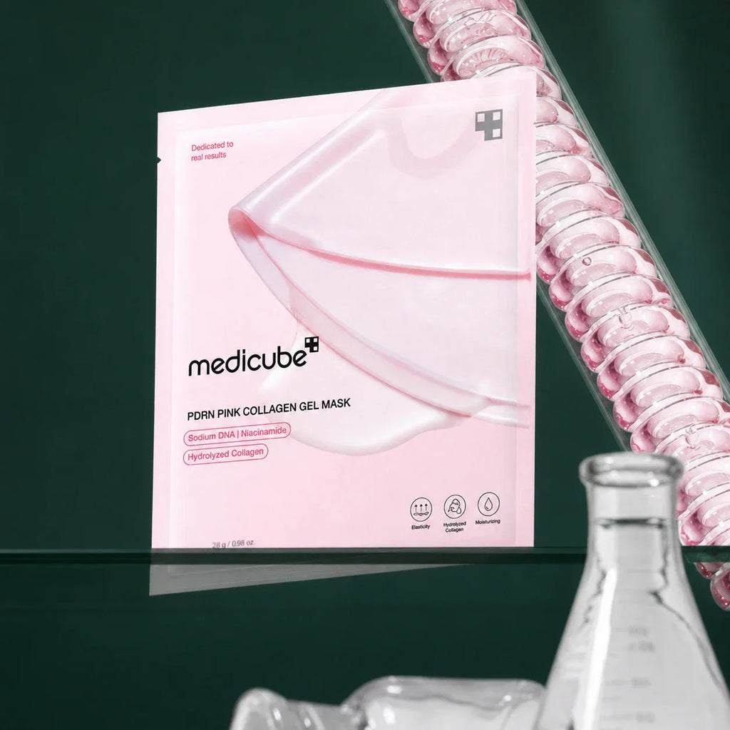 Medicube Masques Gel Collagène Rose PDRN – sachet et texture sur fond vert premium