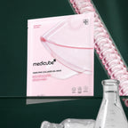 Medicube Masques Gel Collagène Rose PDRN – sachet et texture sur fond vert premium