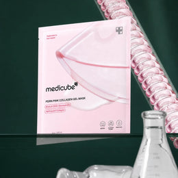 Medicube Masques Gel Collagène Rose PDRN – sachet et texture sur fond vert premium