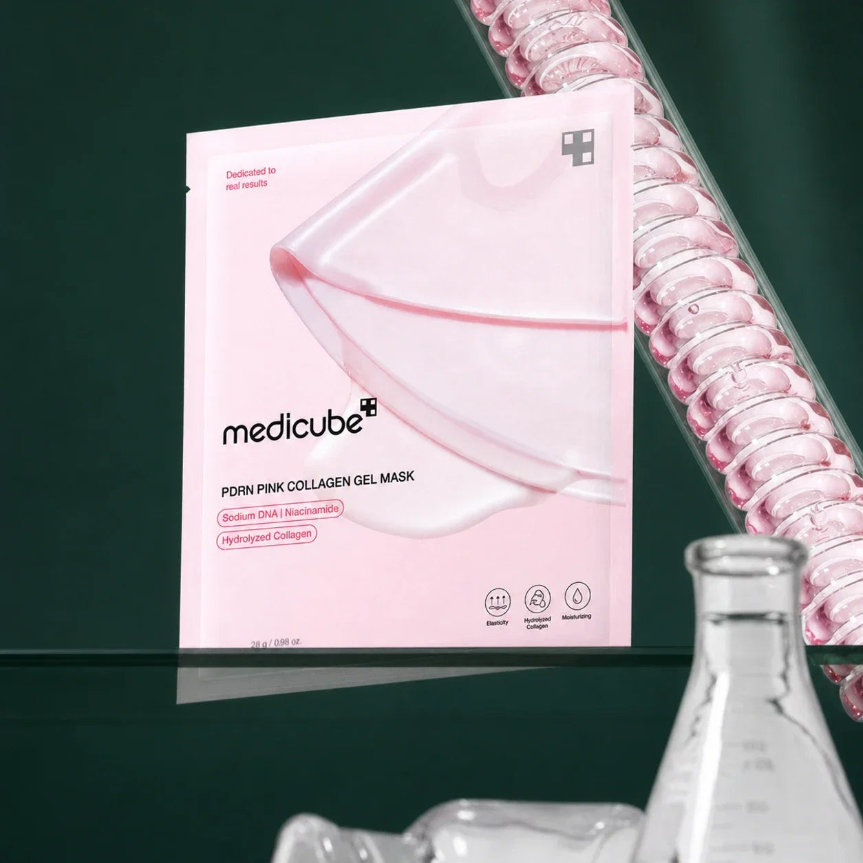 Medicube Masques Gel Collagène Rose PDRN – sachet et texture sur fond vert premium