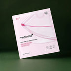 Masque gel Medicube PDRN Pink Collagen sur fond vert profond