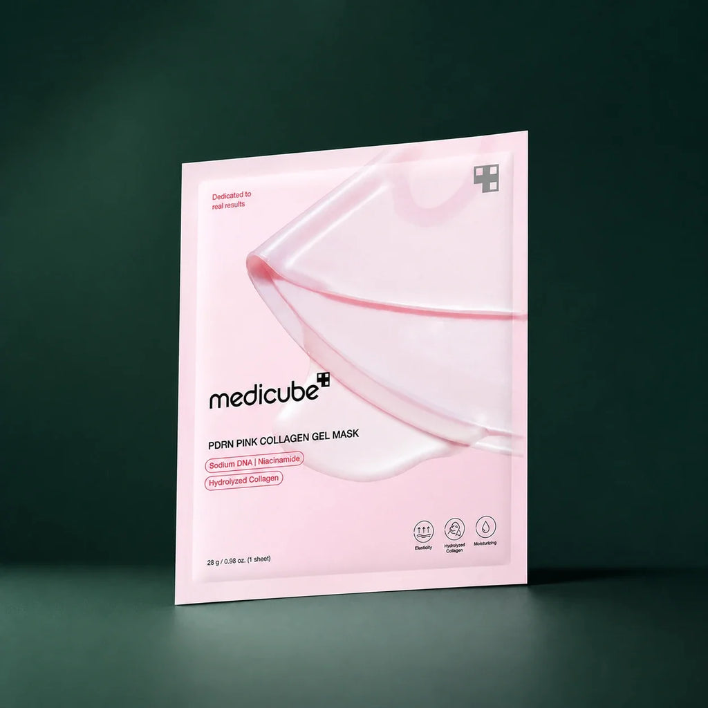 Sachet Medicube PDRN Pink Collagen Gel Mask sur fond vert profond
