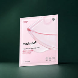 Sachet Medicube PDRN Pink Collagen Gel Mask sur fond vert profond