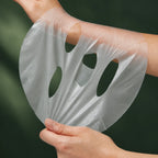 Texture du masque Medicube Hypochlorous Acid Peel sur fond vert profond