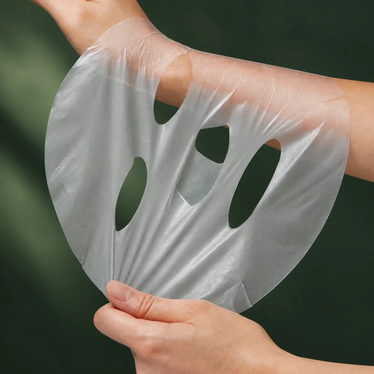 Texture du masque Medicube Hypochlorous Acid Peel sur fond vert profond