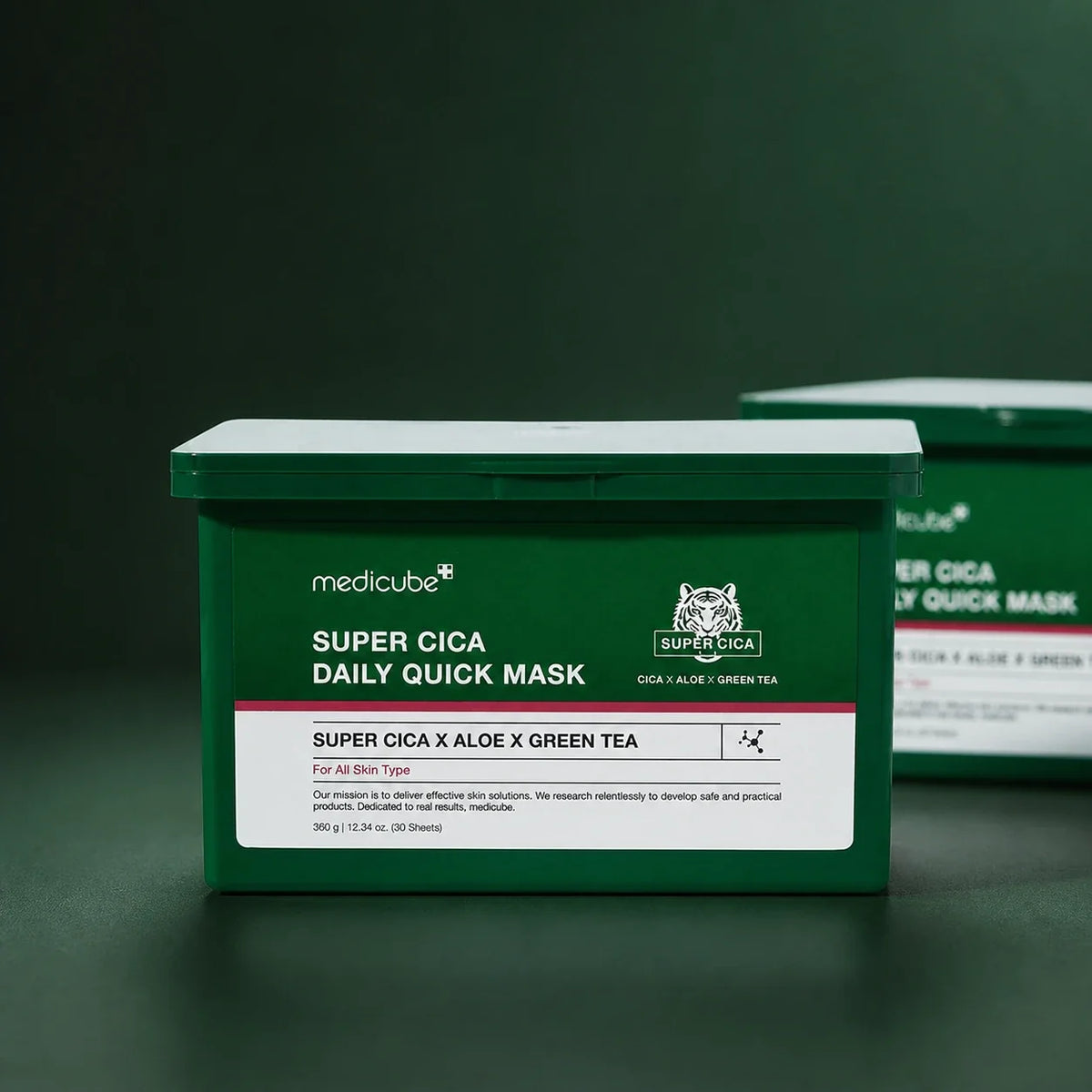 Masques Quotidiens Super Cica Medicube sur fond vert profond
