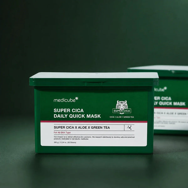 Masques Quotidiens Super Cica Medicube sur fond vert profond