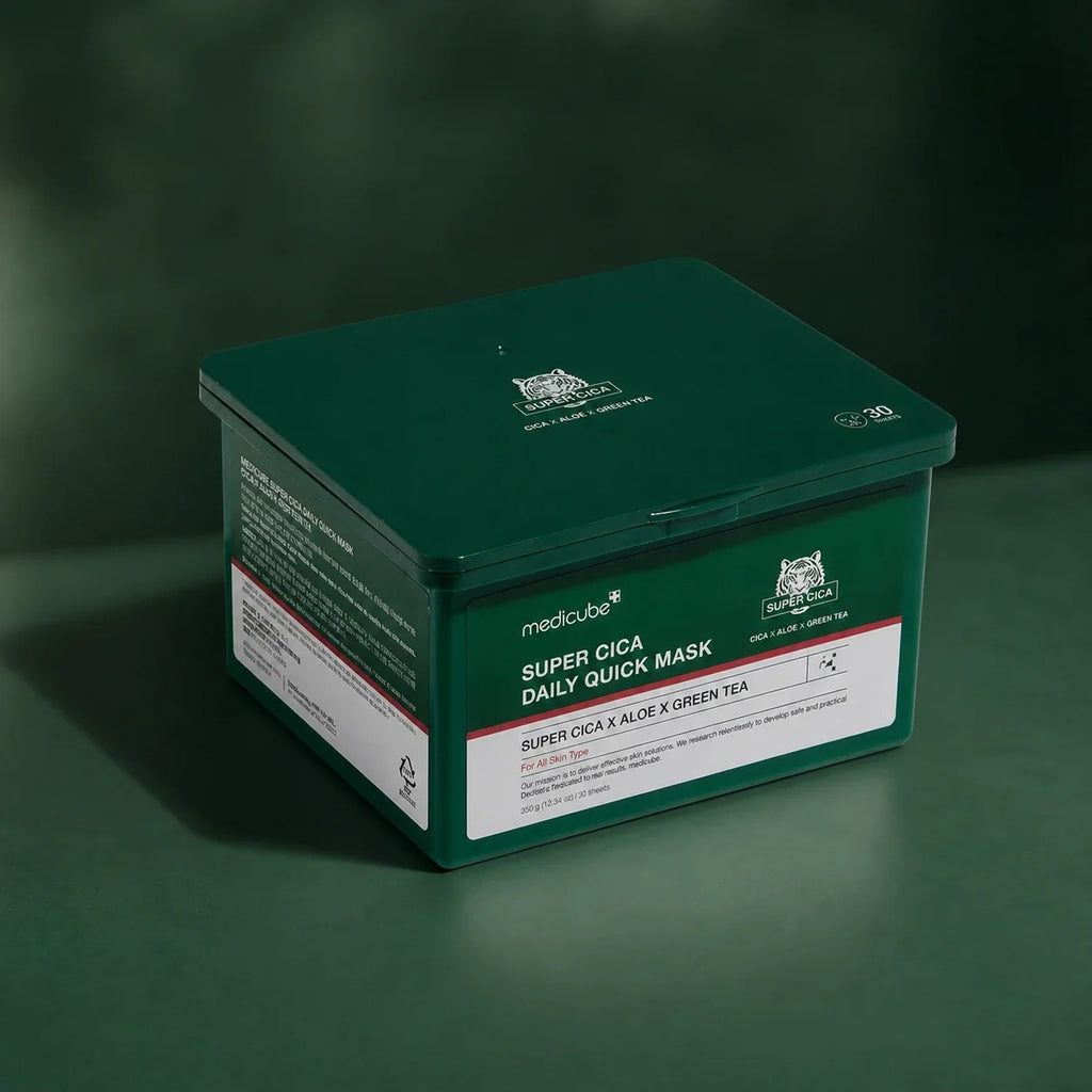Boîte de Masques Quotidiens Super Cica Medicube sur fond vert profond