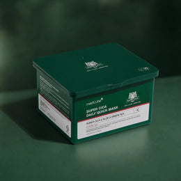 Boîte de Masques Quotidiens Super Cica Medicube sur fond vert profond