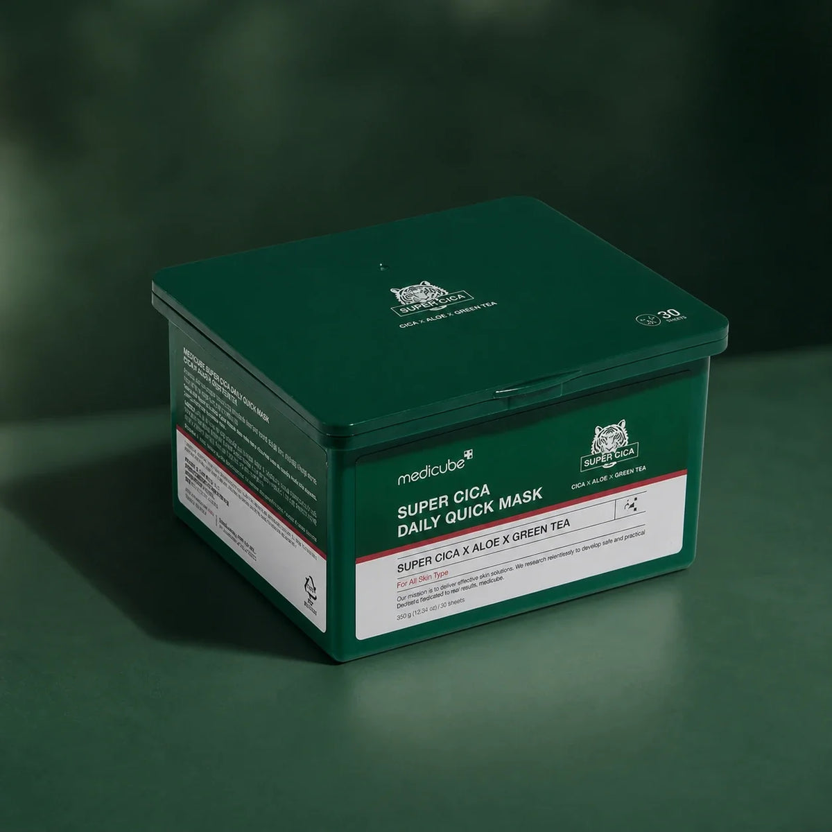 Boîte de Masques Quotidiens Super Cica Medicube sur fond vert profond