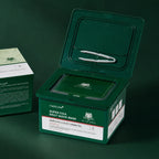 Boîte ouverte de Masques Quotidiens Super Cica Medicube avec pince sur fond vert profond