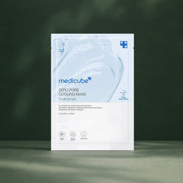 Masque Medicube Zero Pore Cooling sur fond vert profond