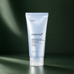 Mousse nettoyante Medicube Zero Pore SA Clear sur fond vert profond