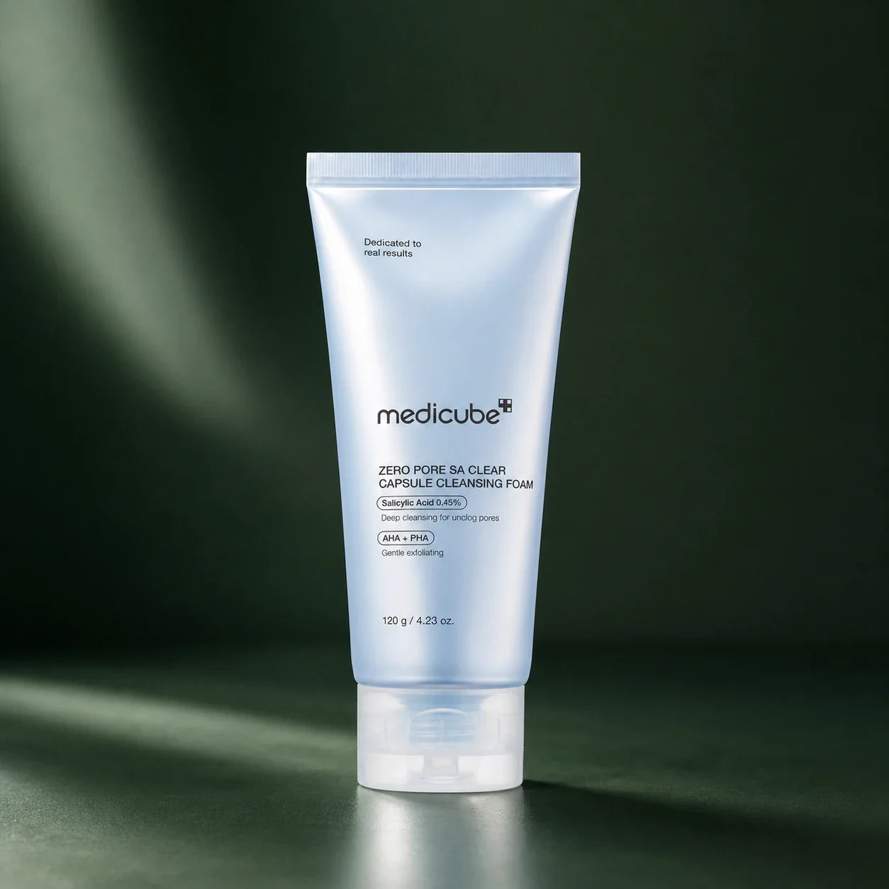 Mousse nettoyante Medicube Zero Pore SA Clear sur fond vert profond