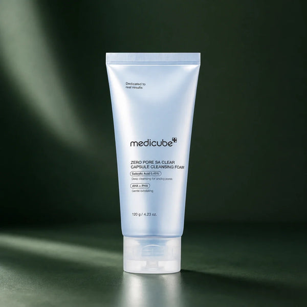 Mousse nettoyante Medicube Zero Pore SA Clear sur fond vert profond