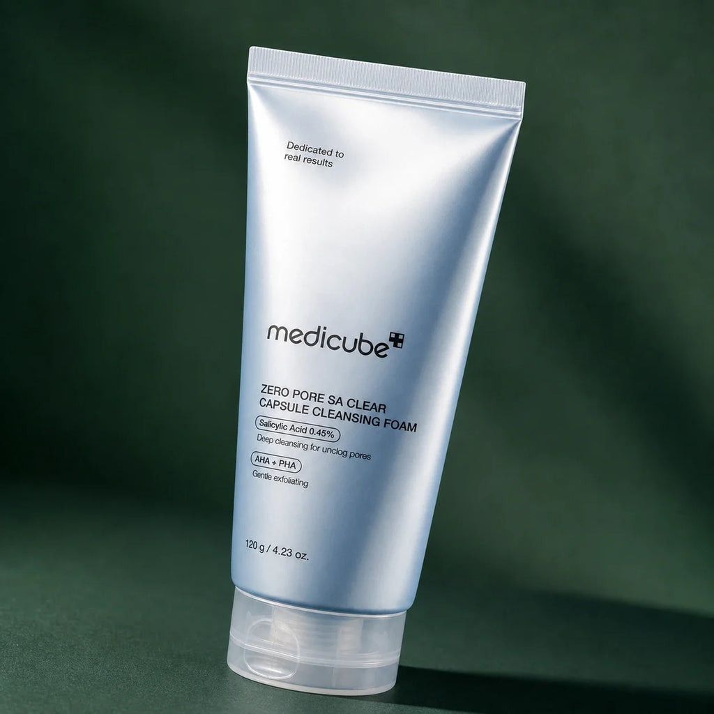 Tube Medicube Zero Pore Capsule Cleansing Foam sur fond vert profond