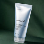 Tube Medicube Zero Pore Capsule Cleansing Foam sur fond vert profond