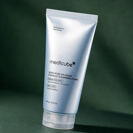 Tube Medicube Zero Pore Capsule Cleansing Foam sur fond vert profond