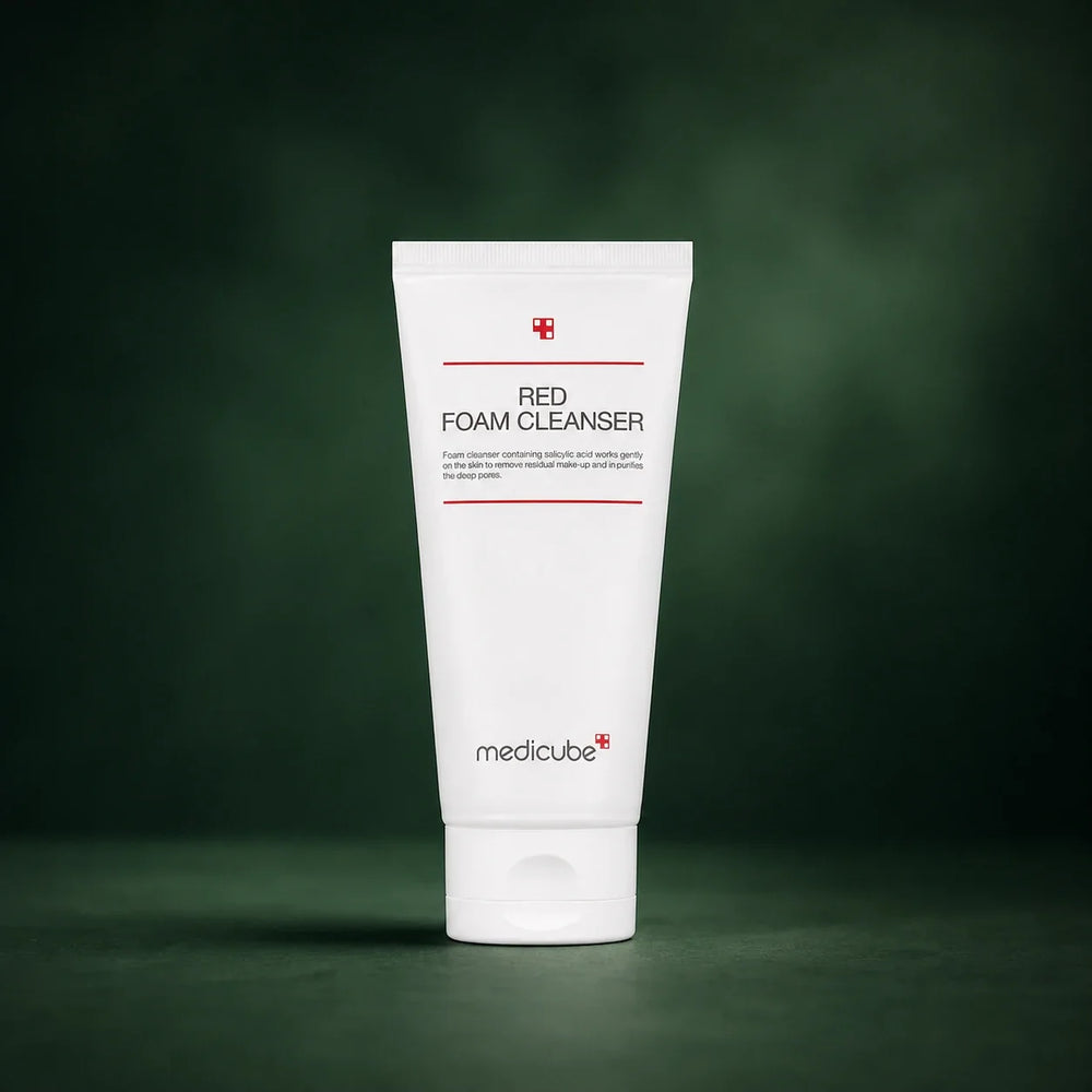 Mousse Nettoyante Red Medicube sur fond vert profond