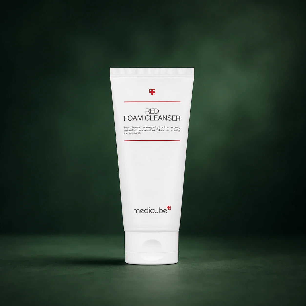 Mousse Nettoyante Red Medicube sur fond vert profond