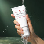 Mousse Nettoyante Red Medicube tenue sous l’eau sur fond vert profond