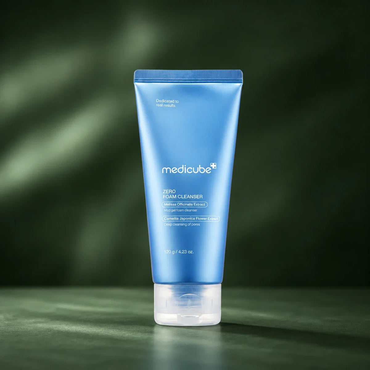 Mousse nettoyante Medicube Zero Foam Cleanser sur fond vert profond
