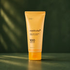 Nettoyant Medicube Kojic Acid Turmeric sur fond vert profond