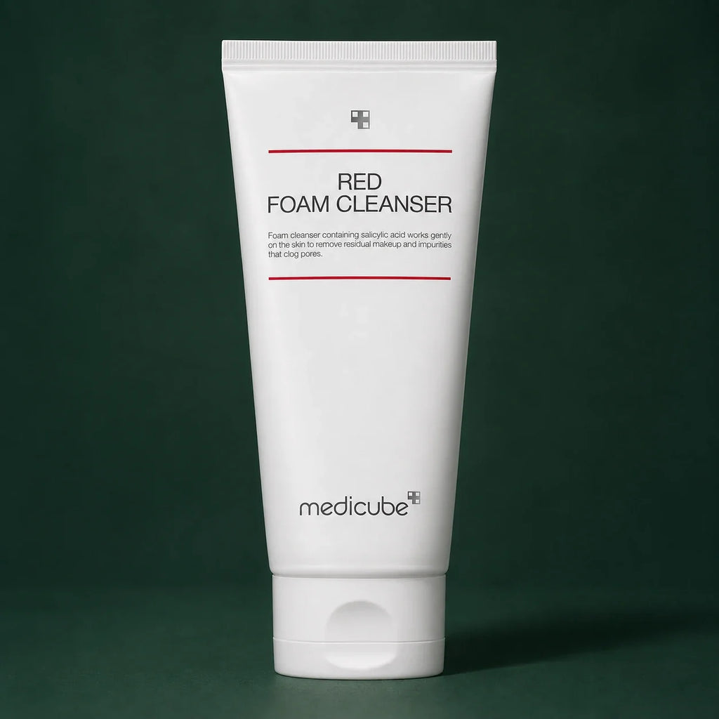 Medicube Nettoyant Moussant Red – tube nettoyant sur fond vert premium