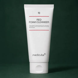 Medicube Nettoyant Moussant Red – tube nettoyant sur fond vert premium